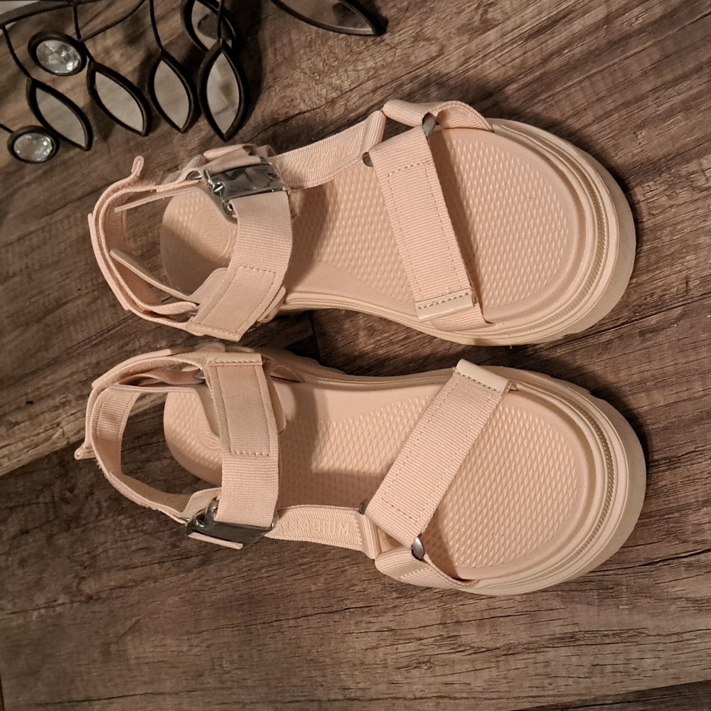 NWOT Palladium Revolt Womens Sandal Chunky Sole